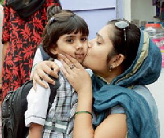 Mother turns, boys cry, ... friends meet! | आई वळली, मुलं रडली... दोस्त भेटताच धमाल झाली !