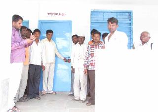 The school of Ramgaon was closed for the first day in Mangarulpir taluka | मंगरुळपीर तालुक्यात पहिल्याच दिवशी रामगावची शाळा बंद