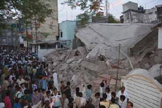 The house collapsed at Khangarpura in Akola city | अकोला शहरातील खंगरपुरा येथे घर कोसळले The house collapsed at Khangarpura in Akola city | अकोला शहरातील खंगरपुरा येथे घर कोसळले