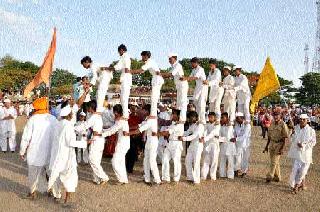 Ashwhe Ringon celebrated the audience | अश्व रिंगण सोहळ्यात भाविकांची मांदियाळी