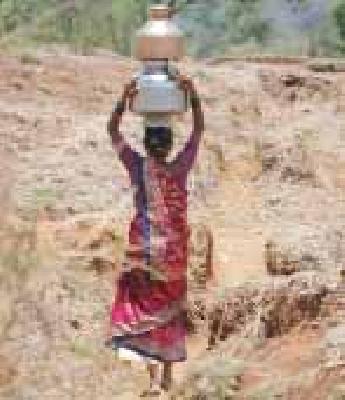 Life-threatening exercise for water | पाण्यासाठी जीवघेणी कसरत