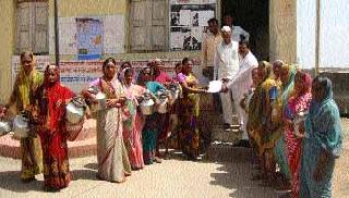 Rajaar women's water for Handa Morcha | राजूरला महिलांचा पाण्यासाठी हंडा मोर्चा