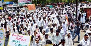 Front row of sugarcane growers on the factory | कारखान्यावर धडकला ऊस उत्पादकांचा मोर्चा Front row of sugarcane growers on the factory | कारखान्यावर धडकला ऊस उत्पादकांचा मोर्चा