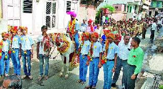 The procession of meritorious students who came in first | प्रथम आलेल्या गुणवंत विद्यार्थ्यांची मिरवणूक.