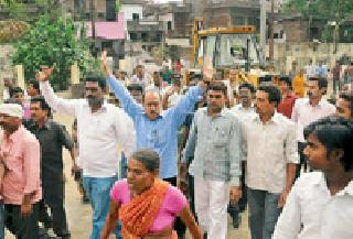 Stress due to housed houses | हंसापुरीत घरे पाडल्याने तणाव