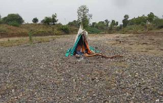 Reading of Bhagvad Gita in river bed | नदीच्या पात्रात भगवतगीतेचे वाचन