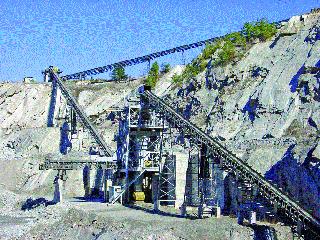 132 mines seal in the district | जिल्ह्यातील १३२ खाणी सील 132 mines seal in the district | जिल्ह्यातील १३२ खाणी सील