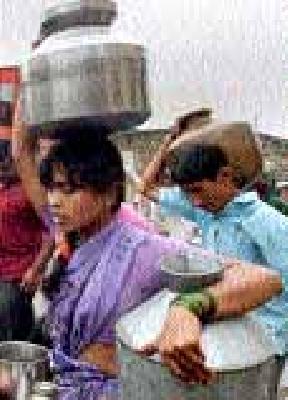 Tanker base for eleven hamlets with 33 villages | ३३ गावांसह अकरा वाड्यांना टँकरचा आधार