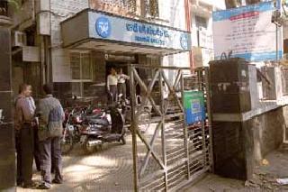 Money on bankruptcy | रुपीवर दिवाळखोरीचे सावट Money on bankruptcy | रुपीवर दिवाळखोरीचे सावट