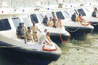 16 bogies of the ghats: fall upon! | गस्तीच्या 16 बोटी किना:यावर पडून!