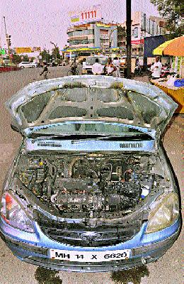 The moving car took fire | धावत्या कारला लागली आग The moving car took fire | धावत्या कारला लागली आग