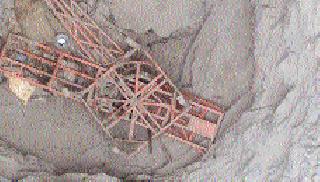 Driver dies under crane | क्रेनखाली चेंगरून चालकाचा मृत्यू