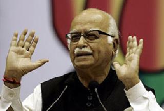 Advani, who did not see a captain like him who scored a triple in the first match | पहिल्याच सामन्यात त्रिशतक ठोकणारा मोदींसारखा कर्णधार बघितला नाही - आडवाणी