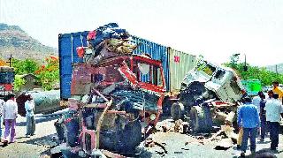 Two injured in a strange accident of container on Chandwad Chaupuli | चांदवड चौफुलीवर कंटेनरच्या विचित्र अपघातात दोन जखमी Two injured in a strange accident of container on Chandwad Chaupuli | चांदवड चौफुलीवर कंटेनरच्या विचित्र अपघातात दोन जखमी