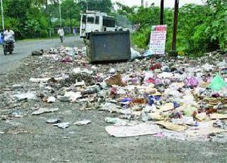 Debris of unauthorized constructions is done by Borivalkar | अनधिकृत बांधकामांचे डेब्रिज बोरीवलीकरांच्या माथी