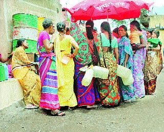 Not even in the village of kerosene kerosene supply | वाळूजची रॉकेल, धान्यटंचाई पुरवठा विभागाच्या गावीही नाही