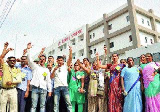 The demonstrations of 'Hedgewar' employees on the second day | ‘हेडगेवार’च्या कर्मचाऱ्यांची दुसऱ्या दिवशीही निदर्शने