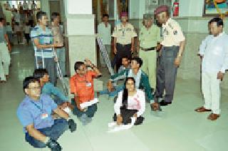 Disrupted municipal corporation by angry cadres | संतप्त अपंगांनी केली महापालिकेत तोडफोड