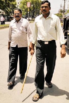 The chief minister gave the common man the fight against the goons | गुंडांशी लढणाऱ्या आम आदमीला मुख्यमंत्र्यांनी दिला अंगरक्षक