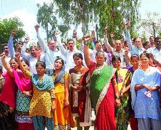 Revenue workers took strong protest | महसूल कर्मचाऱ्यांनी केली जोरदार निदर्शने
