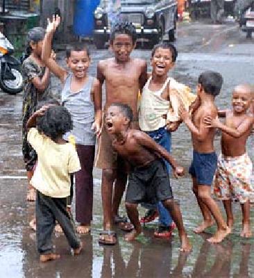 Heavy rain in Vasaiat rain | वसईत पावसाची दमदार हजेरी