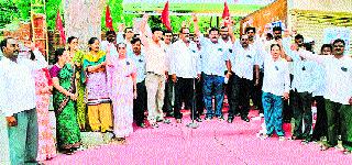 Demonstrating revenue workers with black strips | महसूल कर्मचाऱ्यांची काळ्या फिती लावून निदर्शने