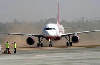 A bomb in a bomb went off in the plane | बॉम्बच्या अफवेने विमान मध्येच उतरवले A bomb in a bomb went off in the plane | बॉम्बच्या अफवेने विमान मध्येच उतरवले
