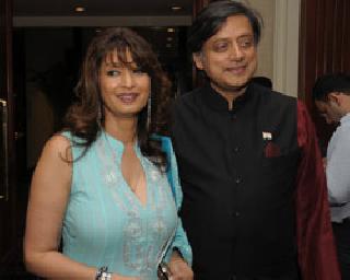 Pressure on doctors to show Sunanda Pushkar's natural nature | सुनंदा पुष्कर यांचा मृत्यू नैसर्गिक दाखवण्यासाठी डॉक्टरांवर दबाव