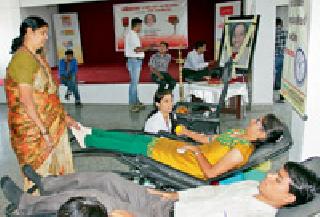 Sheddingon donated blood donation from social awareness | सामाजिक जाणिवेतून शेकडोंनी केले रक्तदान