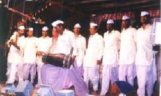 There is no donation of grains in the tamasha tree | तमाशाच्या राहुटीला अनुदानाचेही नाही ठिगळ