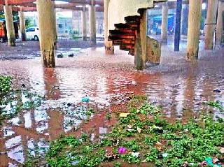 Loss of thousands of liters of water | हजारो लिटर पाण्याची नासाडी Loss of thousands of liters of water | हजारो लिटर पाण्याची नासाडी