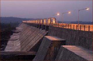 Rain opened in the Mumbai lake | मुंबईच्या तलावात पावसाने खाते उघडले