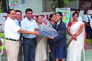 Jayalalitha Ramana. New Iraqi Akatha Kadam honors the 'Lokmat Air Travel' | जयललिता रमणा.न्यू ईराची अक्षता कदम ‘लोकमत हवाई सफर’ची मानकरी