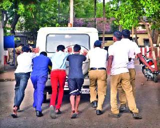 Give push: If there is such a boxpack in the police department claiming 'we are ready', it will be called 'shock' for Nashik. View of Police Parade Grounds | दे धक्का : ‘आम्ही तत्पर आहोत’ असा दावा करणाऱ्या पोलीस खात्यात अशी ढकलगाडी असेल तर नाशिककरांसाठी हा ‘धक्काच’ म्हणावा लागेल. पोलीस परेड मैदानावरील दृश्य.