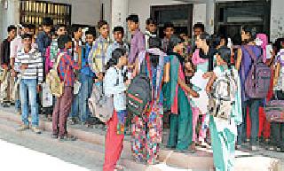 Waiting for the flagship of science-trade, science branch | कला-वाणिज्य’त झुंबड, विज्ञान शाखेला प्रतीक्षा Waiting for the flagship of science-trade, science branch | कला-वाणिज्य’त झुंबड, विज्ञान शाखेला प्रतीक्षा