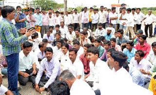 All-party demonstrations in Majalgaon | माजलगावामध्ये सर्वपक्षीय निदर्शने