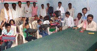 Classes filled in the education section | शिक्षण विभागात भरविला वर्ग