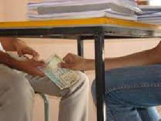 Two policemen caught while taking bribe | दोन पोलिसांना लाच घेताना पकडले