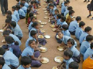 Mid-feather snake? | मध्यान्ह भोजनामध्ये साप? Mid-feather snake? | मध्यान्ह भोजनामध्ये साप?