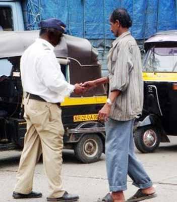 Traffic Point Recovery Offices! | ट्राफिक पॉईंट झाले वसुलीचे अड्डे!