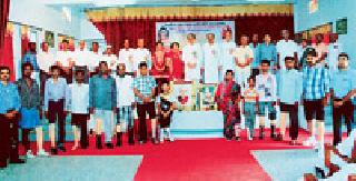 Gandhians are filled with love | गांधीवादी प्रेमभावनेने ओतप्रोत भरलेले