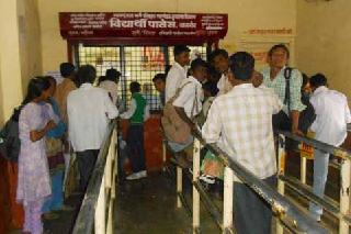 The flute for ST passes | एसटी पासेससाठी झुंबड