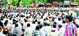 Teachers take up the movement | शिक्षकांचे धरणे आंदोलन