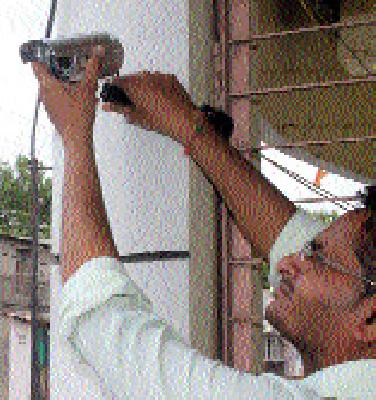 Camera watch on garbage | कचरा टाकणाऱ्यांवर कॅमेऱ्याचा वॉच