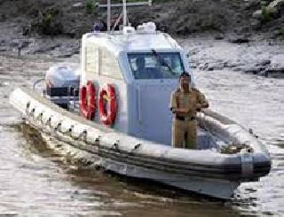 Two people were injured in a fire at the sea police force | सागरी पोलिस दलाच्या बोटीवर वीज पडून दोन जखमी Two people were injured in a fire at the sea police force | सागरी पोलिस दलाच्या बोटीवर वीज पडून दोन जखमी