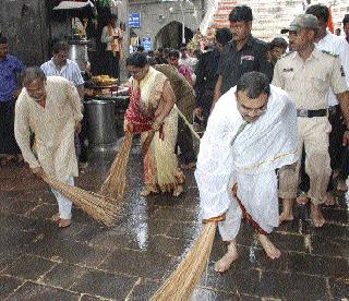 Everyone should cooperate for the sanctity of the temple | मंदिराच्या पावित्र्यासाठी सर्वांचे सहकार्य हवे