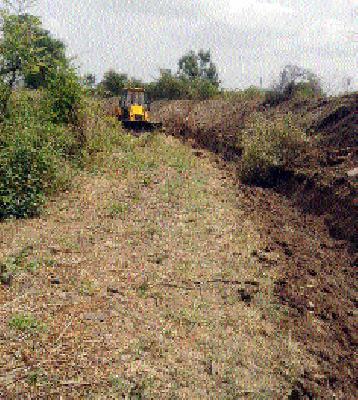 Farmer's Bonding Work | शेतकऱ्याने केले स्वखर्चातून बंधाऱ्याचे काम