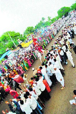 Pandharamsam Vaishnava riots Rangee | पंढरीसमीप वैष्णव दंगले रिंगणी