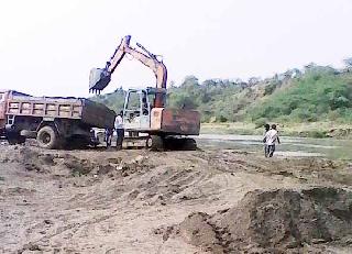Straw illegal sand stockpile | हट्टा अवैध वाळू साठ्यांचे भांडार