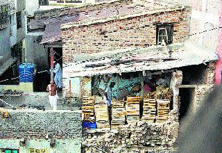 Payment of devotees to dangerous buildings | धोकादायक इमारतींमध्ये भाविकांचा भरणा